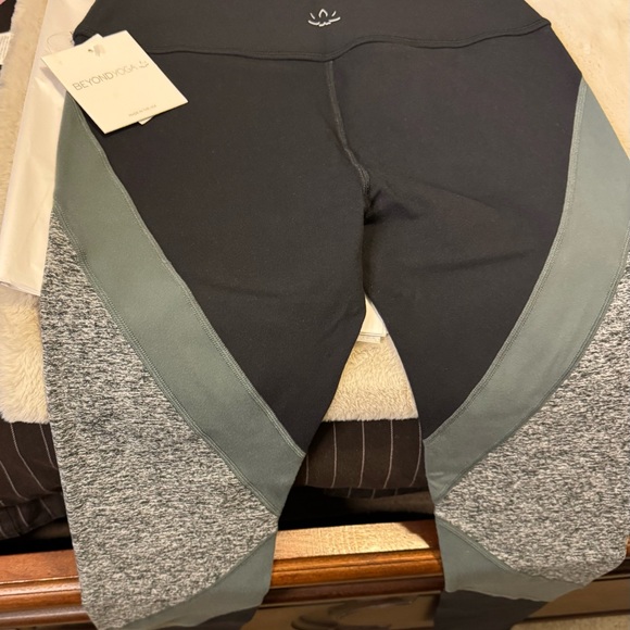 NWT Beyond Yoga Black and Sage Leggings - Picture 3 of 6